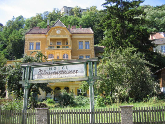 Das berühmte "Hotel Blauensteiner" in Gars-Thunau, jetzt dem Verfall preisgegeben, einst Urlaubsdomizil u.a. des Schriftstellers Heimito von Doderer (C) Popmuseum/Wikipedia