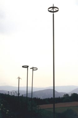 Bei der „Nachtwanderung“ werden in der Landschaft objekthafte „Zeichen“ gesetzt, z.B. Feldzeichen & Erdnadeln, Masken & Stäbe oder eine Erfolgsleiter. Foto/Credit: K.U.SCH.