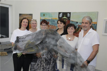 Mag.art Crenguta Mitrofan, Dr. Aurelija Tudor (Dmitri Gustl Museum/Bucharest), Bildhauerin und Projektinitiatorin Elena Surdu Stanescu und Künstlerin Elisabetha Brinzoi aus Bucharest,  Ausstellungskuratorin Mag.art Dalia Blauensteiner, Galerist Heinz Körner. Foto: Christian Michalec (NÖN)