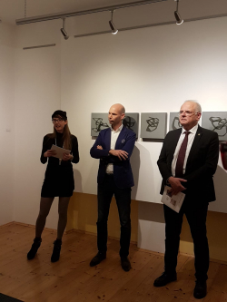 Zur Ausstellung raumgreifend-Obfrau Barbara M. Eggert, Kulturamtsleiter Krems Gregor Kremser, Bürgermeister Krems Reinhard Resch. Foto: Martina Scherz