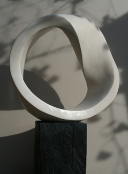 GESCHLOSSENE FORM (Skulptur, Alabaster und Eiche, 2016 © Heinz Körner