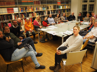 Foto: Über 20 Kulturinteressierte und Kunstschaffende bei der Kulturplattform in den Räumen der Kulturverwaltung. © Stadt Krems