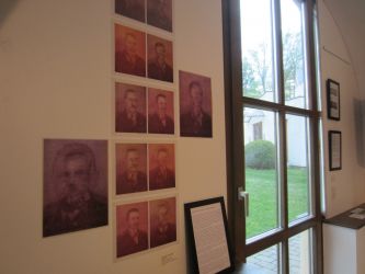 Digitale Overlays von Porträts der fünf verurteilten Hauptverantwortlichen des Massakers in Stein/Staatspolizeiliches Fahndungsblatt 1945, Tanja Münichsdorfer, 2016 - Foto: TM