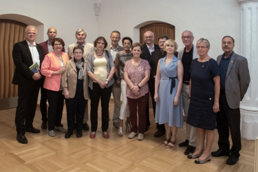 Foto: Die Kremser Topothekare stellen sich bei Bgm. Dr. Resch vor: Kulturamtsleiter MMag. Gregor Kremser, Mag. Maria Schiffinger, DI Ernst Kalt, Mag. Mathilde Prantz, Dr. Helga Schönfellner-Lechner, Dr. Thomas Müller, Adelheid Graf, Kulturamt-Mitarbeiterin Sonja Bankl, Jürgen Übl, Ludwig Schöllbauer, Bereichsleiterin Doris Denk, Prof. Ewald Sacher, Brigitte Müller und Gerhard Schweitzer. © Stadt Krems