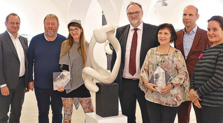 Bei der Ausstellungseröffnung GEGEN DEN STROM im Kulturmodell Passau (v. r.) aus Krems Sonja Hockauf-Bartaschek, Gregor Kremser und Dalia Blauensteiner, Oberbürgermeister Jürgen Dupper, Barbara M. Eggert, Hubert Huber und Bernhard Forster. −Foto: Gabriele Blachnik