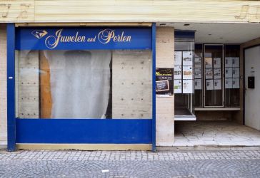 Wir leisten uns … Leerstand mitten im Stadtzentrum.  04.06.2016 | 10:00 Uhr, Ecke Untere Landstraße 58 / Eisentürgasse (Glasgeschäft Salomon), 3500 Krems. Gregor Kremser und Martina Scherz von „raumgreifend“ diskutieren mit über Ursachen der Verwaisung innerstädtischer Geschäftslokale sowie über Möglichkeiten ihrer Zwischen- und Neunutzung. Foto: (c) Heidrun Schlögl | ORTE, 2015